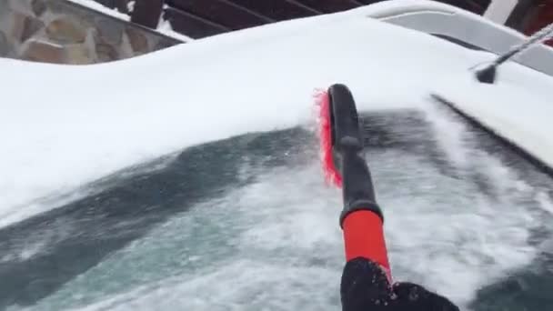 Schone auto van sneeuw bij sneeuwval — Stockvideo