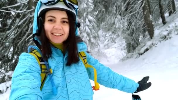 Mujer hablando en cámara mostrando hermosa de bosque nevado — Vídeos de Stock