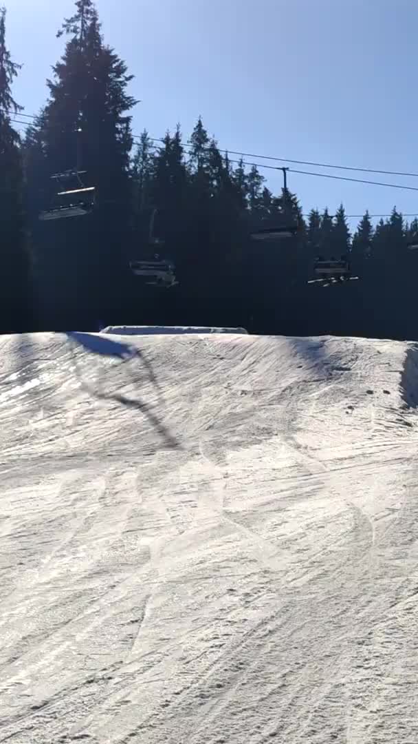 Kar parkında atlayan adam. — Stok video