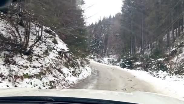 Guida auto su strada di montagna innevata — Video Stock