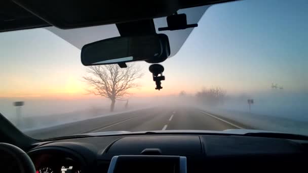 Andar de carro pela estrada enevoada no nascer do sol com má visão — Vídeo de Stock