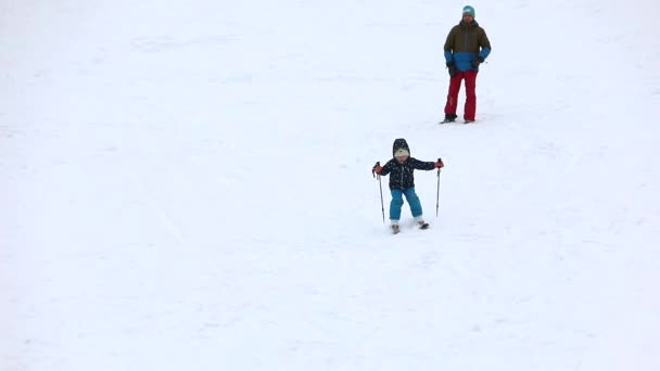 우크라이나,마 이단 - 2021 년 2 월 20 일: 아버지가 딸에게 스키를 가르치다 — 비디오
