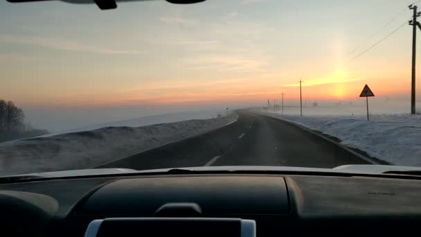 Lovaglás autó ködös úton napkeltekor rossz látás — Stock videók