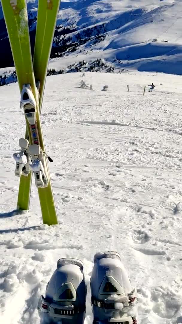 Skidåkare synvinkel njuter av utsikt över bergen — Stockvideo