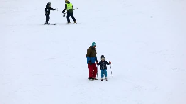 Maidan, Oekraïne - 20 februari 2021: meisje leert skiën — Stockvideo