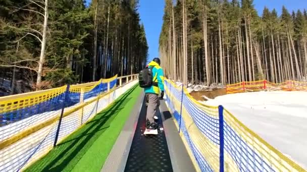 Άνθρωπος snowboarder στη ζώνη ανύψωσης στο χιονοδρομικό κέντρο — Αρχείο Βίντεο