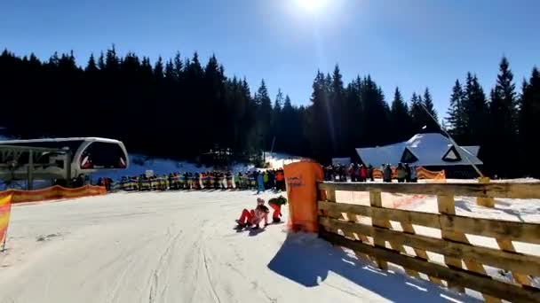 Rijden per piste zie lijn naar stoeltjeslift overvolle skigebied — Stockvideo