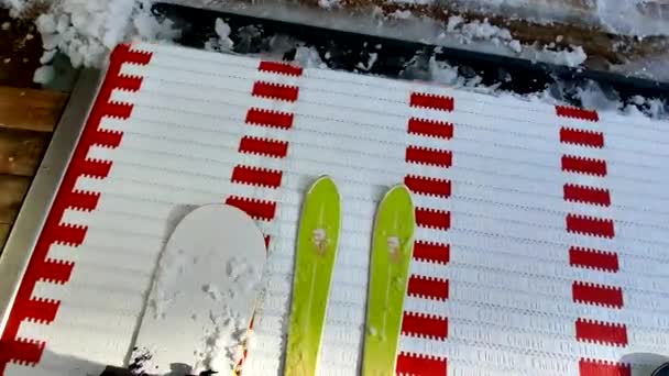 Skidåkare på chairlift skidort — Stockvideo