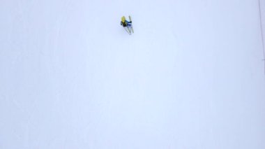 Kayakçının kayak pistindeki üst görüntüsü