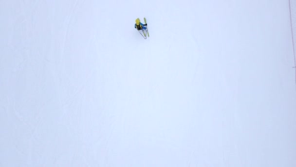 Vista superior superior do esquiador na pista de esqui — Vídeo de Stock