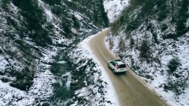 Dragobrat, Ukrayna: 11 Ocak 2021: Karlı dağ patikasından giden arazi aracı