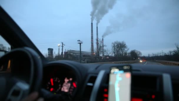 Luftföroreningar syn på fabriksledningar från bilen — Stockvideo
