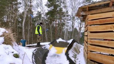 Lviv, Ukrayna - 30 Ocak 2021: insanlar kar borusu parkında eğleniyor