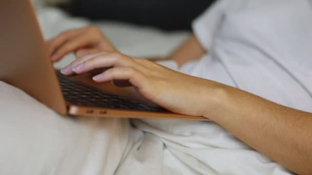 Wanita mengetik di papan tik laptop — Stok Video