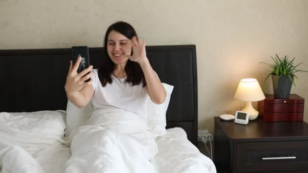 Wanita yang berbicara melalui video chat di telepon — Stok Video