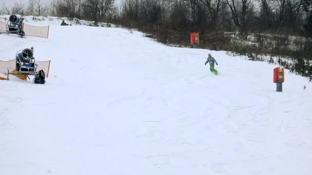 Maidan, Ukraine - 20 Février 2021 : l'homme snowboarder s'amuse sur la piste de ski — Video