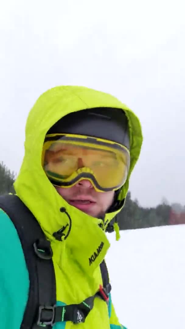 Homem montando snowboard tomando selfie — Vídeo de Stock