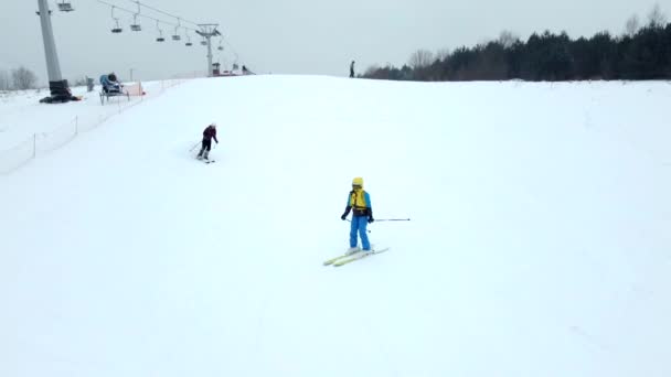 Bovenaanzicht van de skiër op de skipiste — Stockvideo