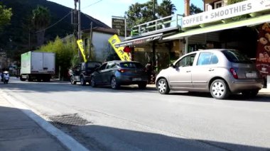 Vasiliki, Yunanistan - 10 Eylül 2021: güneşli bir günde şehir trafiği
