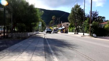 Vasiliki, Yunanistan - 10 Eylül 2021: güneşli bir günde şehir trafiği