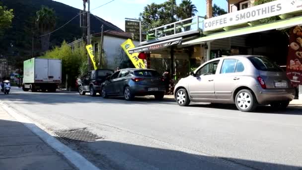 Vasiliki, Grécia - 10 de setembro de 2021: tráfego urbano no dia ensolarado — Vídeo de Stock