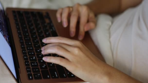 Женщина печатает на клавиатуре ноутбука — стоковое видео