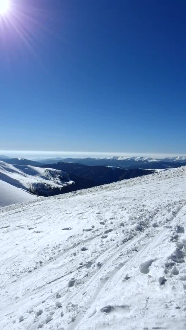 Vue panoramique depuis le sommet de la montagne enneigée — Video