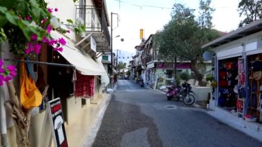 Vasiliki, Yunanistan - 10 Eylül 2021: Yunanistan Adası 'ndaki rahat caddenin manzarası