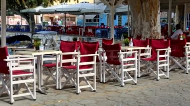 Vasiliki, Yunanistan - 10 Eylül 2021: Şehir limanındaki açık hava kafesinde dinlenen insanlar