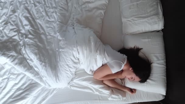 Mujer vista arriba despertando en la cama — Vídeos de Stock
