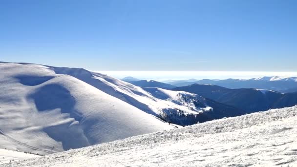 Vue panoramique depuis le sommet de la montagne enneigée — Video
