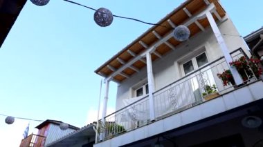 Vasiliki, Yunanistan - 10 Eylül 2021: Yunanistan Adası 'ndaki rahat caddenin manzarası