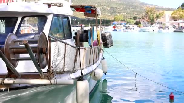 Vista do porto da cidade greece com barcos e restaurante à beira-mar — Vídeo de Stock