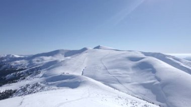 Güneşli bir günde karlı dağların havadan görünüşü