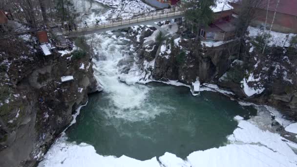 Вид на зимний водопад — стоковое видео