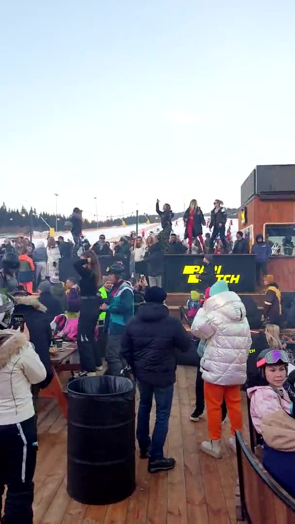 Bukovel, Oekraïne - 20 februari 2021: dansfeest na snowboarddag op de skipiste — Stockvideo