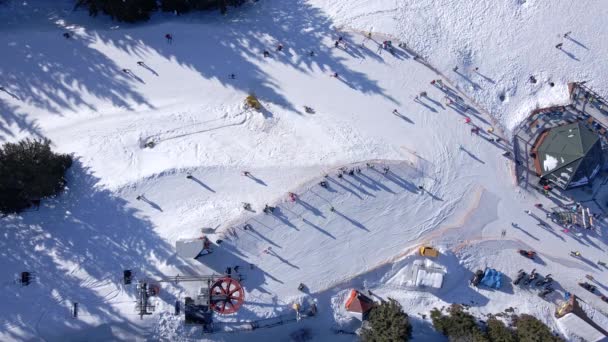 Taksikt över stolsliftens toppstation på skidorten — Stockvideo