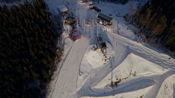 스키 리조트 위의 일몰 광경 — 비디오