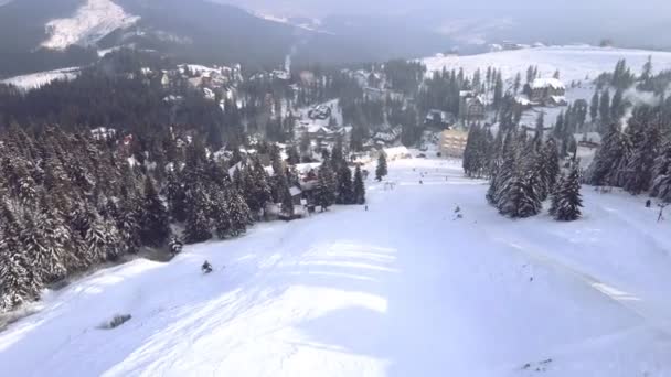 Vista superior de las montañas nevadas pendiente — Vídeos de Stock