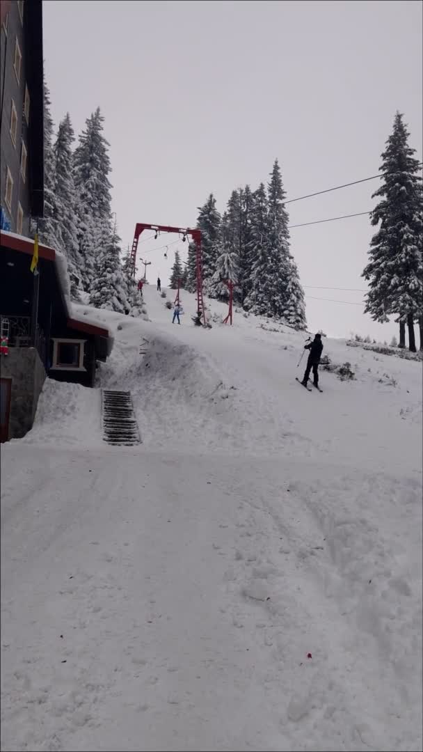 Γερανός τραβώντας snowboarders και σκιέρ μέχρι το λόφο — Αρχείο Βίντεο