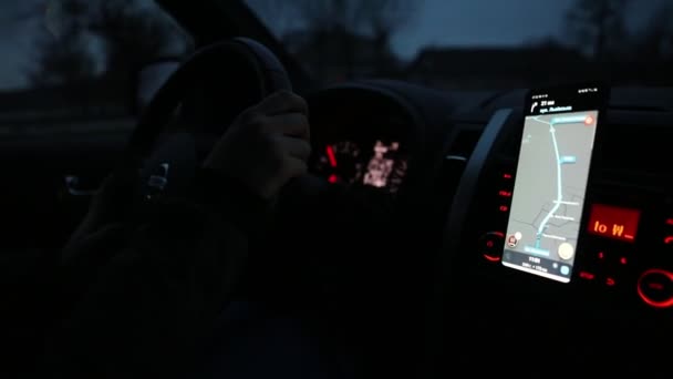 부코 벨, 우크라 이나 - 1 월 11 일 2021 년 1 월 11 일: 도로에서 운전하는 휴대용 운전 기편 탐색 — 비디오