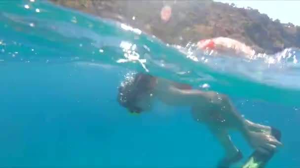 Женщина в ластах ныряет под водой — стоковое видео