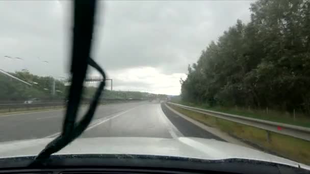 Vue de la voiture de la route de la pluie autoroute — Video