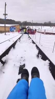 Lviv, Ukrayna - 30 Ocak 2021: insanlar kar borusu parkında eğleniyor