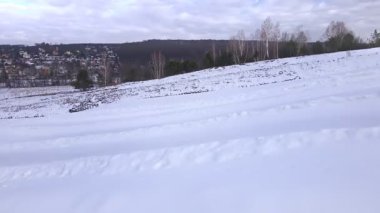 Aileler kar tüneli parkında eğleniyor.