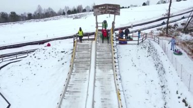 Lviv, Ukrayna - 30 Ocak 2021: Kar borusu parkında eğlenen aileler