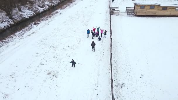 ウクライナのリヴィウ- 2021年1月30日:冬の農場の航空ビューで幸せな家族 — ストック動画