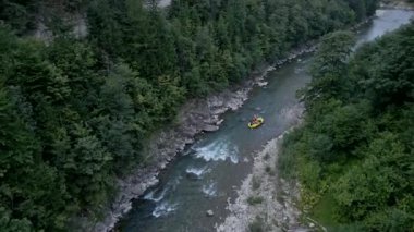 Mountain River 'da rafting manzarası