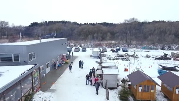 Lviv, Ukraine - 30. Januar 2021: Menschen von oben, die im Winterpark spazieren gehen — Stockvideo