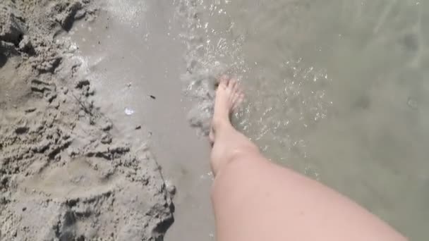 Piernas de mujer caminando por la playa de arena cámara lenta — Vídeo de stock